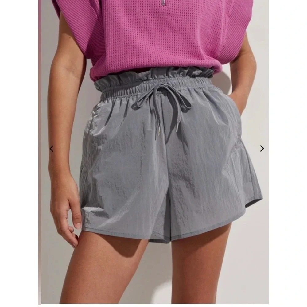 Varley TULAIR HIGH RISE SHORT 3
SHIMMER SHELL Size Large Nylon Drawstring‎ - Picture 2 of 6